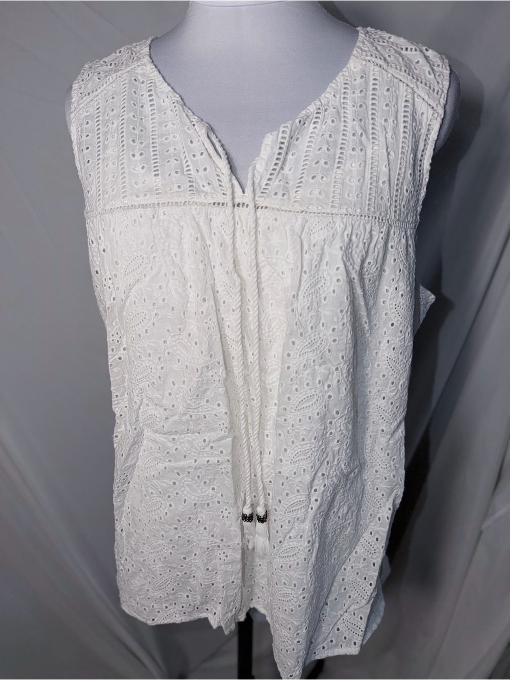 Daniel Rainn eyelet sleeveless cami with attached tank top